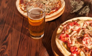 Hazır, iştah açıcı, yakın plan pizza. Tahta bir masada stok fotoğraf pizzası..