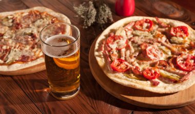 Hazır, iştah açıcı, yakın plan pizza. Tahta bir masada stok fotoğraf pizzası..