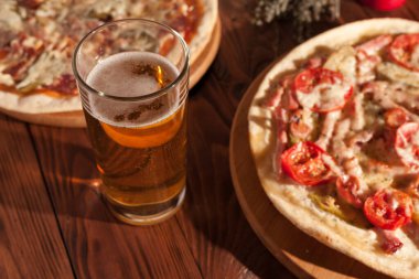 Hazır, iştah açıcı, yakın plan pizza. Tahta bir masada stok fotoğraf pizzası..