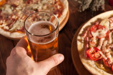 Hazır, iştah açıcı, yakın plan pizza. Tahta bir masada stok fotoğraf pizzası..
