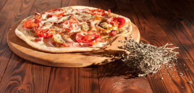 Hazır, iştah açıcı, yakın plan pizza. Tahta bir masada stok fotoğraf pizzası..