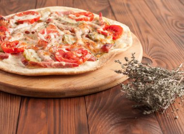 Hazır, iştah açıcı, yakın plan pizza. Tahta bir masada stok fotoğraf pizzası..