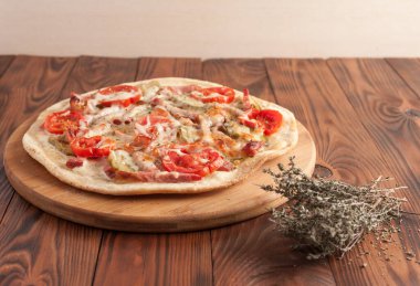 Hazır, iştah açıcı, yakın plan pizza. Tahta bir masada stok fotoğraf pizzası..