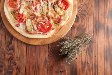 Hazır, iştah açıcı, yakın plan pizza. Tahta bir masada stok fotoğraf pizzası..