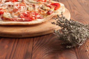 Hazır, iştah açıcı, yakın plan pizza. Tahta bir masada stok fotoğraf pizzası..