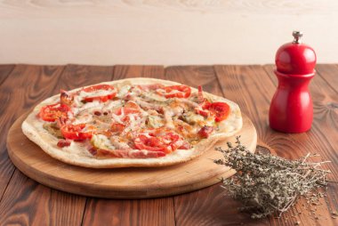 Hazır, iştah açıcı, yakın plan pizza. Tahta bir masada stok fotoğraf pizzası..