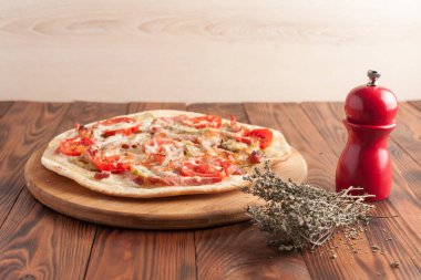 Hazır, iştah açıcı, yakın plan pizza. Tahta bir masada stok fotoğraf pizzası..