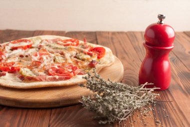 Hazır, iştah açıcı, yakın plan pizza. Tahta bir masada stok fotoğraf pizzası..