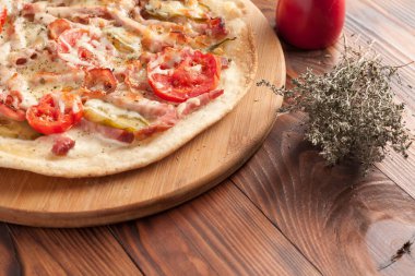 Hazır, iştah açıcı, yakın plan pizza. Tahta bir masada stok fotoğraf pizzası..