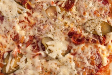 Hazır, iştah açıcı, yakın plan pizza. Tahta bir masada stok fotoğraf pizzası..