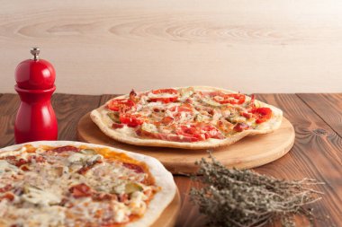 Hazır, iştah açıcı, yakın plan pizza. Tahta bir masada stok fotoğraf pizzası..