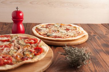 Hazır, iştah açıcı, yakın plan pizza. Tahta bir masada stok fotoğraf pizzası..