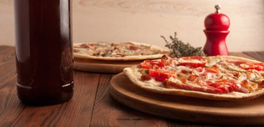 Hazır, iştah açıcı, yakın plan pizza. Tahta bir masada stok fotoğraf pizzası..