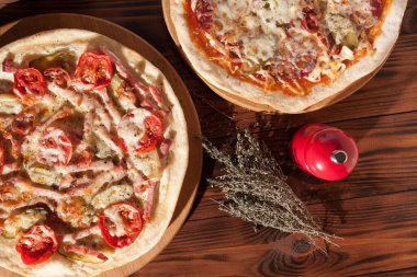 Hazır, iştah açıcı, yakın plan pizza. Tahta bir masada stok fotoğraf pizzası..