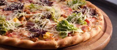 Hazır, iştah açıcı, yakın plan pizza. Tahta bir masada stok fotoğraf pizzası..