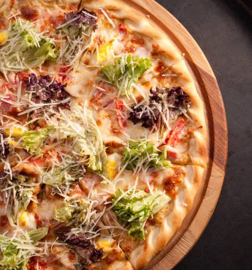 Hazır, iştah açıcı, yakın plan pizza. Tahta bir masada stok fotoğraf pizzası..