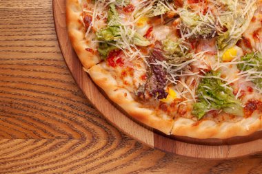 Hazır, iştah açıcı, yakın plan pizza. Tahta bir masada stok fotoğraf pizzası..