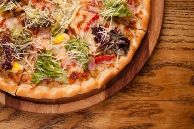 Hazır, iştah açıcı, yakın plan pizza. Tahta bir masada stok fotoğraf pizzası..