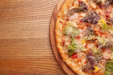 Hazır, iştah açıcı, yakın plan pizza. Tahta bir masada stok fotoğraf pizzası..