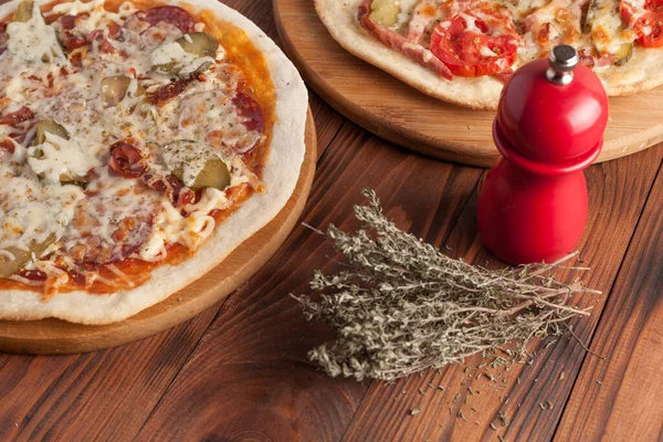 Primo Piano Della Pizza Appetitosa Pronta Foto Stock Pizza Tavolo — Foto Stock