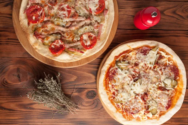 既製の食欲をそそるピザのクローズアップ 木製テーブルの上のストックフォトピザ — ストック写真