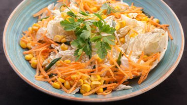 Çin lahanalı sebze salatası, havuç, mısır ve yeşil soğanlı maydanoz. Mavi tabakta stok fotoğraf salatası.