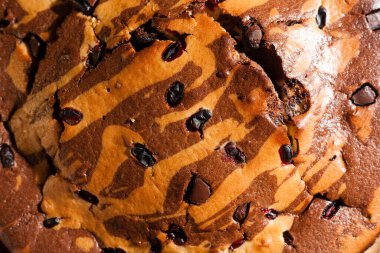 Üzerine krema serpiştirilmiş çikolatalı pasta. Tahta masadaki çikolatalı pasta..