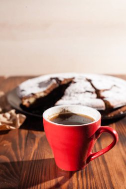 Tahta bir masada çikolatalı kahve ve pasta tatlısı..