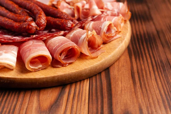 Aperitivos Surtidos Carne Una Tabla Cortar Madera Embutidos Jamón Tocino — Foto de Stock