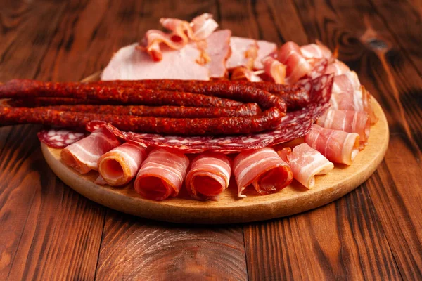 Aperitivos Surtidos Carne Una Tabla Cortar Madera Embutidos Jamón Tocino — Foto de Stock