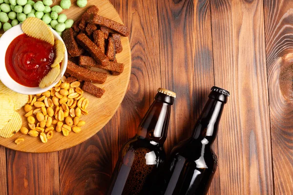 Bier Der Flasche Mit Trockenem Salzigem Snack Auf Einem Holztisch — Stockfoto