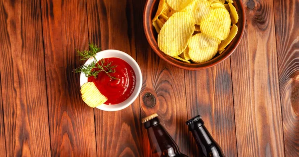 Bier Der Flasche Mit Trockenem Salzigem Snack Auf Einem Holztisch — Stockfoto