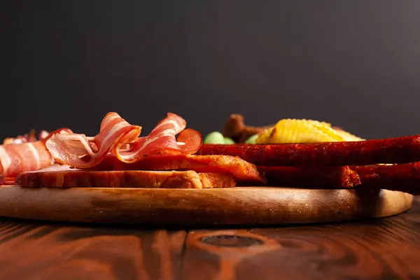 Verschiedene Biersnacks Auf Einem Holztisch Mit Kopierraum Wurst Schinken Speck — Stockfoto