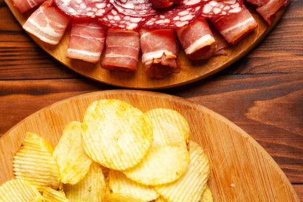 Aperitivos Surtidos Cerveza Una Mesa Madera Con Espacio Para Copiar — Foto de Stock