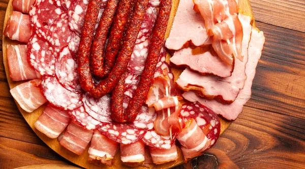 Assorted beer snacks on a wooden table with copy space. Sausage, ham, bacon. Salty snack chips, croutons, peanuts, wasabi nuts. — Stock Image Assorted Beer Snacks Wooden Table Copy Space Sausage Ham Bacon Stock Picture