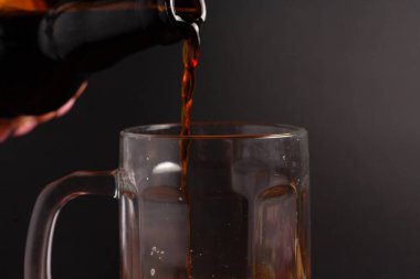 Bir kupa bira ve ahşap bir masada çeşitli atıştırmalıklar. Sosis, salam, jambon, pastırma. Bira, tuzlu çerez, cips, wasabi fındığı, tuzlu fıstık, kızarmış ekmek..