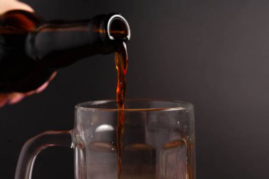 Bir kupa bira ve ahşap bir masada çeşitli atıştırmalıklar. Sosis, salam, jambon, pastırma. Bira, tuzlu çerez, cips, wasabi fındığı, tuzlu fıstık, kızarmış ekmek..