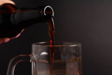 Bir kupa bira ve ahşap bir masada çeşitli atıştırmalıklar. Sosis, salam, jambon, pastırma. Bira, tuzlu çerez, cips, wasabi fındığı, tuzlu fıstık, kızarmış ekmek..