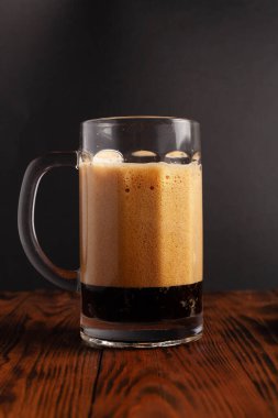 Bir kupa bira ve ahşap bir masada çeşitli atıştırmalıklar. Sosis, salam, jambon, pastırma. Bira, tuzlu çerez, cips, wasabi fındığı, tuzlu fıstık, kızarmış ekmek..