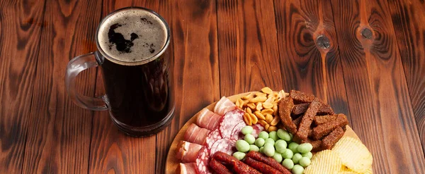 Taza Cerveza Surtido Snacks Una Mesa Madera Salchichas Salami Jamón —  Fotos de Stock