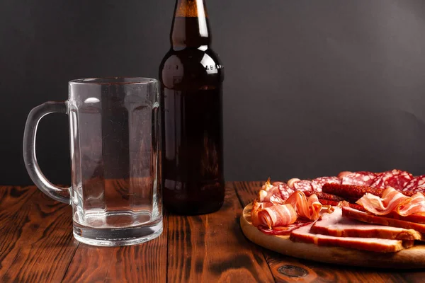 Tazza Birra Assortimento Snack Tavolo Legno Salsiccia Salame Prosciutto Pancetta — Foto Stock