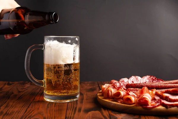 Tazza Birra Assortimento Snack Tavolo Legno Salsiccia Salame Prosciutto Pancetta — Foto Stock