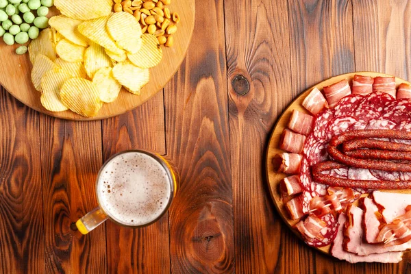 소시지 살라미 베이컨 소금기가 감자칩 와사비 소금에 — 스톡 사진