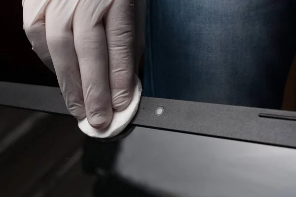 Nahaufnahme Der Desinfektion Beim Reinigen Eines Laptops Weißen Handschuhen Prävention — Stockfoto