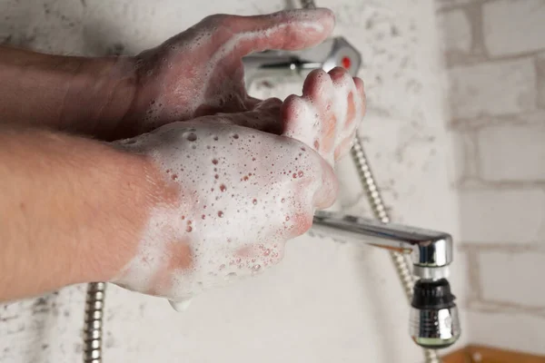 Higiene Prevenção Coronavírus Quarentena Mãos Masculinas Close Banheiro — Fotografia de Stock