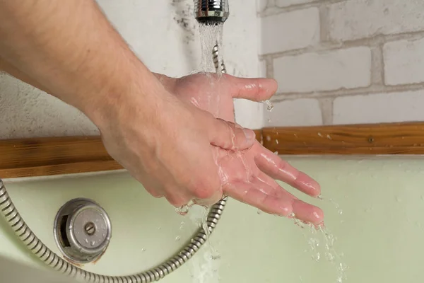 Higiene Prevenção Coronavírus Quarentena Mãos Masculinas Close Banheiro — Fotografia de Stock