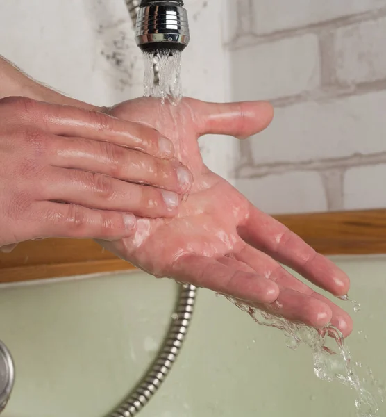 Higiene Prevenção Coronavírus Quarentena Mãos Masculinas Close Banheiro — Fotografia de Stock
