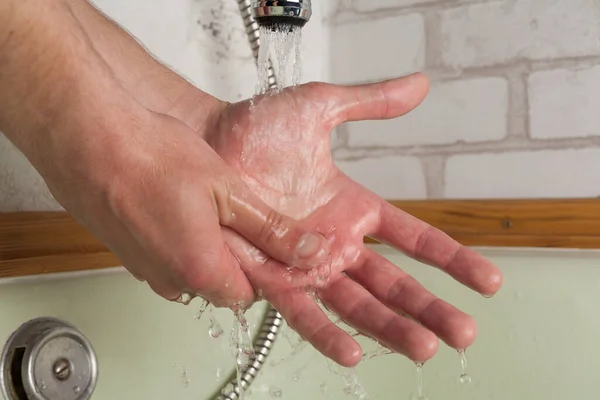 Higiene Prevenção Coronavírus Quarentena Mãos Masculinas Close Banheiro — Fotografia de Stock