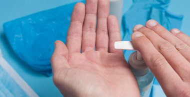 El dezenfektanı yakın plan. Karantina sırasında koronavirüsün önlenmesi ve hijyen ve salgın hastalık. Erkeklerin elleri yakın plan..