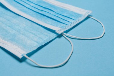 Tıbbi maske, mavi arka planda tıbbi koruyucu maske ve boş alan. Tek kullanımlık cerrahi maske. Sağlık sigortası Coronavirus, covid-19 karantina, hijyen konsepti.